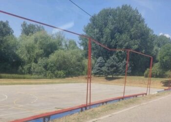 Jelena Milošević traži da SNS vrati golove na igralište u Trupalu: „Zbog šatora uništen prostor za decu“