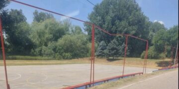 Jelena Milošević traži da SNS vrati golove na igralište u Trupalu: „Zbog šatora uništen prostor za decu“
