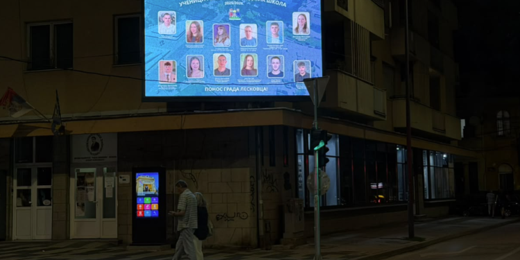 Učenici generacije na bilbordima i LED ekranima širom Leskovca