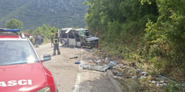 Nišlijka (21) poginula u prevrtanju mini-busa dok su se vraćali sa Ostroga, 16 osoba povređeno
