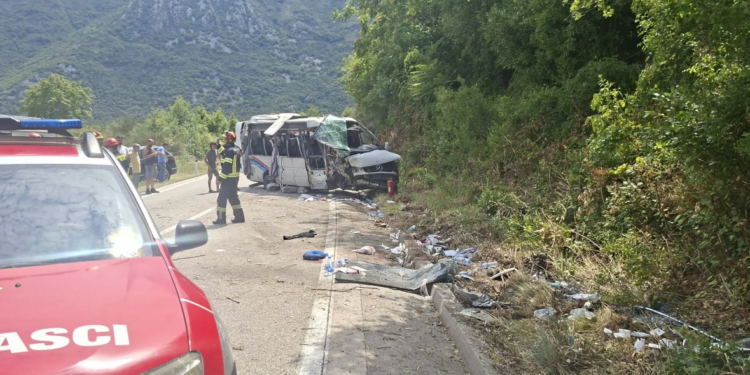 Nišlijka (21) poginula u prevrtanju mini-busa dok su se vraćali sa Ostroga, 16 osoba povređeno
