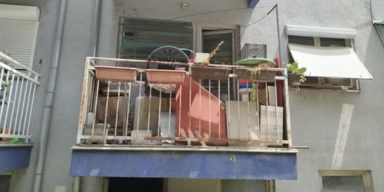 Stanari zgrade u Leskovcu mole za pomoć: „Živimo pored stana punog smeća i fekalija, ne možemo da otvorimo prozore od smrada!“