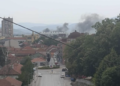 Požar u fabrici „Mladost“ u Leskovcu: Gust dim prekrio grad, vatrogasci brzo lokalizovali vatru