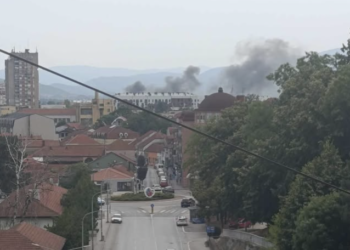 Požar u fabrici „Mladost“ u Leskovcu: Gust dim prekrio grad, vatrogasci brzo lokalizovali vatru