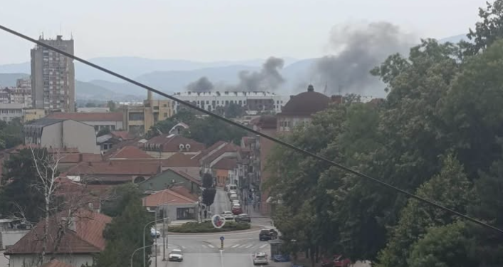 Požar u fabrici „Mladost“ u Leskovcu: Gust dim prekrio grad, vatrogasci brzo lokalizovali vatru