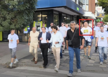 Pravosnažno osuđeni Leskovčanin šetao sa Bogoljubom Karićem, Pokret snaga Srbije tvrdi: „Ne poznajemo ga!“