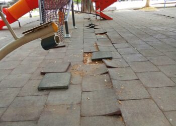 Hoće li neko da se pobrine za nebezbedno dečje igralište u centru Leskovca?