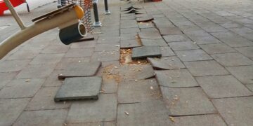 Hoće li neko da se pobrine za nebezbedno dečje igralište u centru Leskovca?