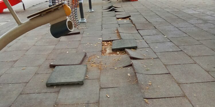 Hoće li neko da se pobrine za nebezbedno dečje igralište u centru Leskovca?