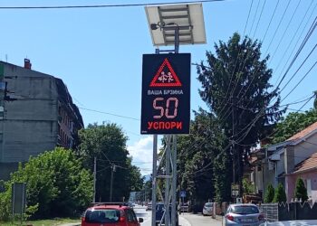 Elektronska tabla upozorava, vozači ne usporavaju: U zoni škole u Vlajkovoj ulici većina ignoriše ograničenje