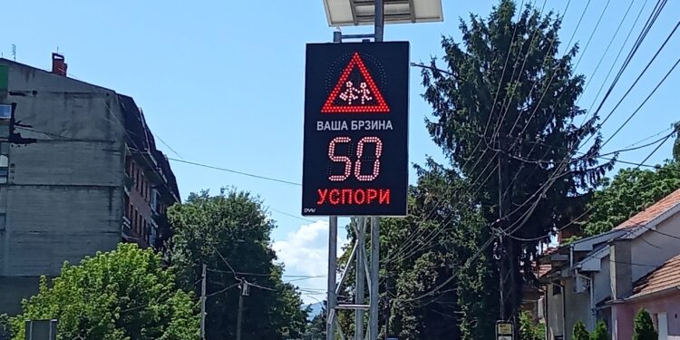 Elektronska tabla upozorava, vozači ne usporavaju: U zoni škole u Vlajkovoj ulici većina ignoriše ograničenje