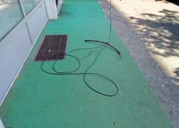Otkinuti kabl visi nad trotoarom u centru grada