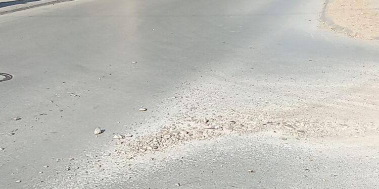Posle radova, šljunak rasut po ulici: Pa, šta?