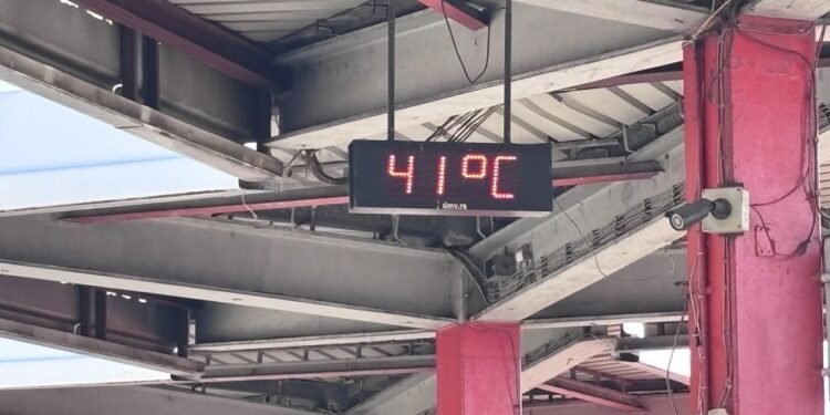 Iako meteorolozi mere 35 stepeni, jug Srbije se „kuva“ na više od 40: Lekari upozoravaju na opasnost od toplotnog udara