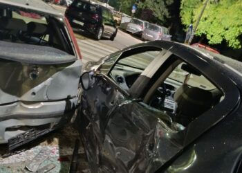 Automobil se prevrtao 50 metara pa udario u parkirani „Pežo“: Udes u Dubočici probudio stanare