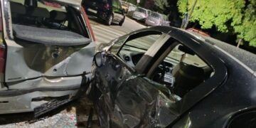 Automobil se prevrtao 50 metara pa udario u parkirani „Pežo“: Udes u Dubočici probudio stanare
