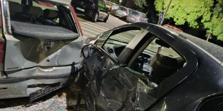 Automobil se prevrtao 50 metara pa udario u parkirani „Pežo“: Udes u Dubočici probudio stanare