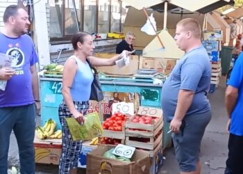 Incident na leskovačkoj pijaci: Navodna humanitarka psovala i nasrnula na prodavca koji ju je snimao – VIDEO