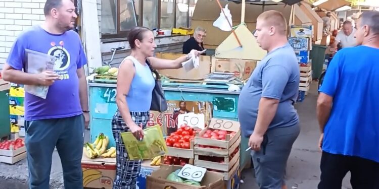 Incident na leskovačkoj pijaci: Navodna humanitarka psovala i nasrnula na prodavca koji ju je snimao – VIDEO