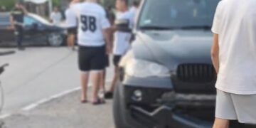 Trostruki sudar u Leskovcu: Dete od 9 godina vozilo „mercedes“ i udarilo u BMW i taksi?! – VIDEO