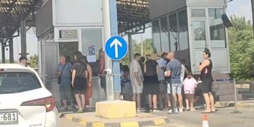 I vozači iz Leskovca satima čekaju na izlasku iz Severne Makedonije da plate kazne – VIDEO