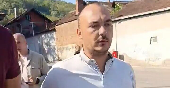 Boban iz Vlasotinca hteo da razgovara sa Vučićem, lokalni funkcioneri SNS-a ga grubo udaljili sa skupa – VIDEO