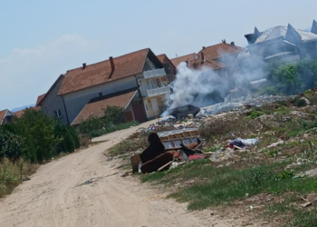 Ponovo gori divlja deponija u Vinarcu: Plamen zahvatio i kontejner – VIDEO