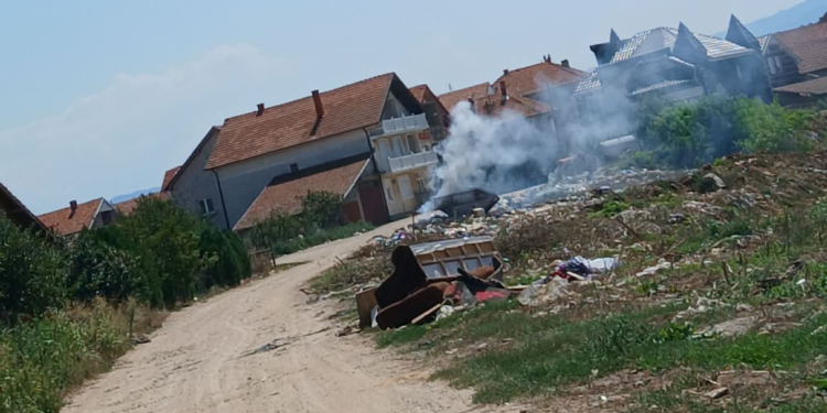 Ponovo gori divlja deponija u Vinarcu: Plamen zahvatio i kontejner – VIDEO
