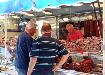 Slanina od „moravke“, konjska kobasica i švargla sa sertifikatom: Posetioci „Roštiljijade“ navalili na retko dostupne delicije