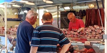 Slanina od „moravke“, konjska kobasica i švargla sa sertifikatom: Posetioci „Roštiljijade“ navalili na retko dostupne delicije