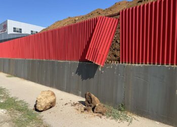 Umalo tragedija kod fabrike „Mladost“: Grudva zemlje teška više desetina kilograma pala na trotoar