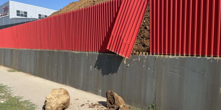 Umalo tragedija kod fabrike „Mladost“: Grudva zemlje teška više desetina kilograma pala na trotoar