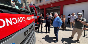 Nova autocisterna stigla u Leskovac: Uskoro i osam novih vatrogasaca-spasilaca