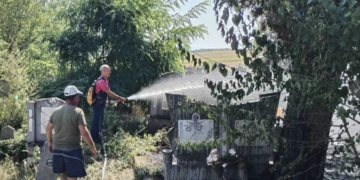 Požar izbio i na lokalnom groblju u Kutlešu, brzom intervencijom sprečeno širenje vatre