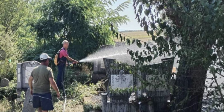 Požar izbio i na lokalnom groblju u Kutlešu, brzom intervencijom sprečeno širenje vatre