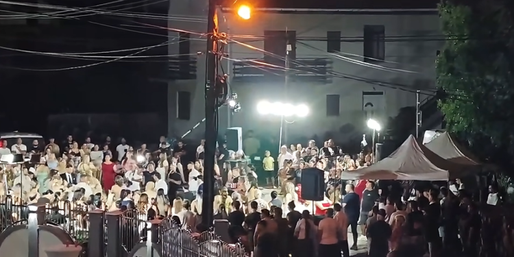 Raskrsnica i dalje blokirana zbog veselja, muzika odjekuje Radničkim naseljem: „Ko ovde kontroliše zakon?“