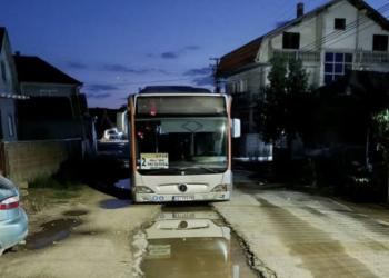 Pokvareni autobus Kanisa satima blokira saobraćaj u Mrštanu, meštani negoduju