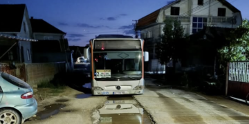 Pokvareni autobus Kanisa satima blokira saobraćaj u Mrštanu, meštani negoduju