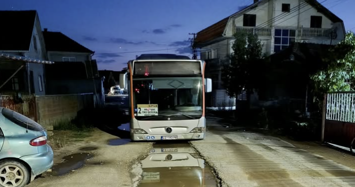 Pokvareni autobus Kanisa satima blokira saobraćaj u Mrštanu, meštani negoduju