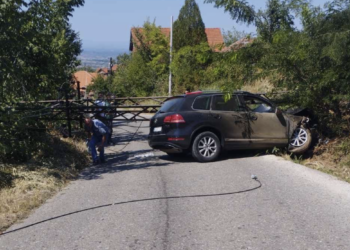 Sudar kamiona i automobila kod Vlasotinca: Nema povređenih, selo ostalo bez struje