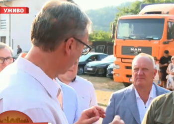 Vučić u Medveđi predsedniku opštine i gradonačelniku Leskovca: „Nemojte da me odvlačite od ljudi da nešto ne bih čuo!“