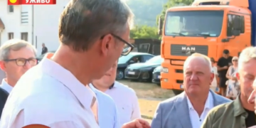 Vučić u Medveđi predsedniku opštine i gradonačelniku Leskovca: „Nemojte da me odvlačite od ljudi da nešto ne bih čuo!“