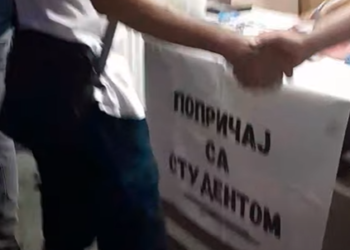 Studenti večeras razgovaraju sa građanima u Leskovcu: Na licu mesta štampaju se i majice – VIDEO