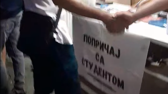 Studenti večeras razgovaraju sa građanima u Leskovcu: Na licu mesta štampaju se i majice – VIDEO