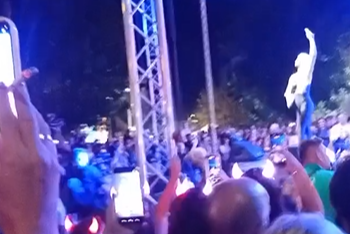 Karleuša pevala dok su se publika i protivnici prepirali, u prvim minutima koncerta izgubila se devojčica