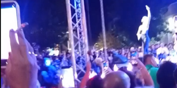 Karleuša pevala dok su se publika i protivnici prepirali, u prvim minutima koncerta izgubila se devojčica