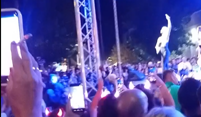 Karleuša pevala dok su se publika i protivnici prepirali, u prvim minutima koncerta izgubila se devojčica