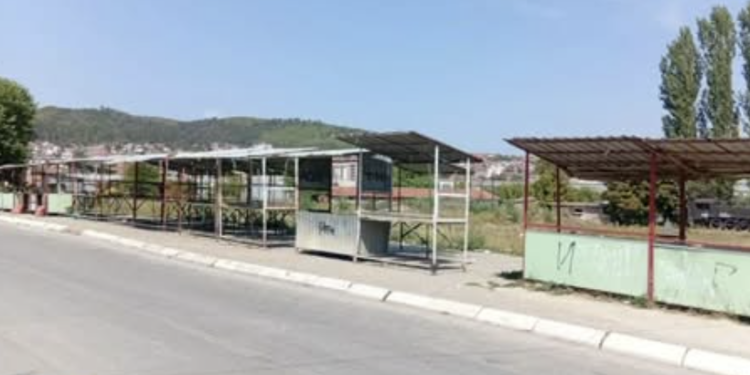 Sklanjaju im pijacu, građani besni