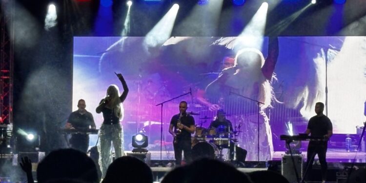 Mnogo jeftino za skupe pare: Dara Bubamara plaćena milion i po dinara za „koncert za pod šatru“