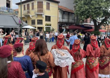 Tradicionalno grčko venčanje iz Arnee, na leskovačkom trgu 2. septembra